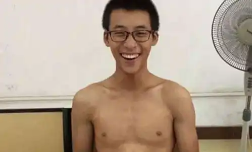 13岁男孩痴迷健身,拥有8块腹肌却被女同学嫌弃,网友表示不好看
