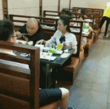 搞笑gif趣图妹子收起你那幽怨的眼神吧
