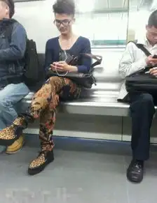 妹子考虑同学的感受

