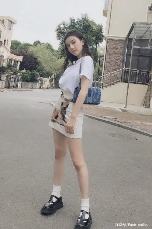 宋祖儿也太少女了吧,白t恤搭配短裙,漫画腿十分吸睛
