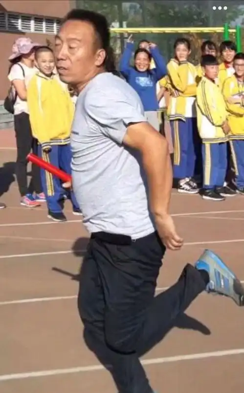 康康我们学校的老师们,笑出八块腹肌
