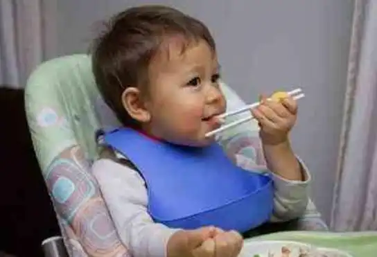 宝宝半夜饿醒,自己找奶喝,吃饱又自己哄睡,堪称最省心宝宝

