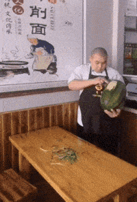 搞笑gif趣图,学习刀削面,从西瓜开始
