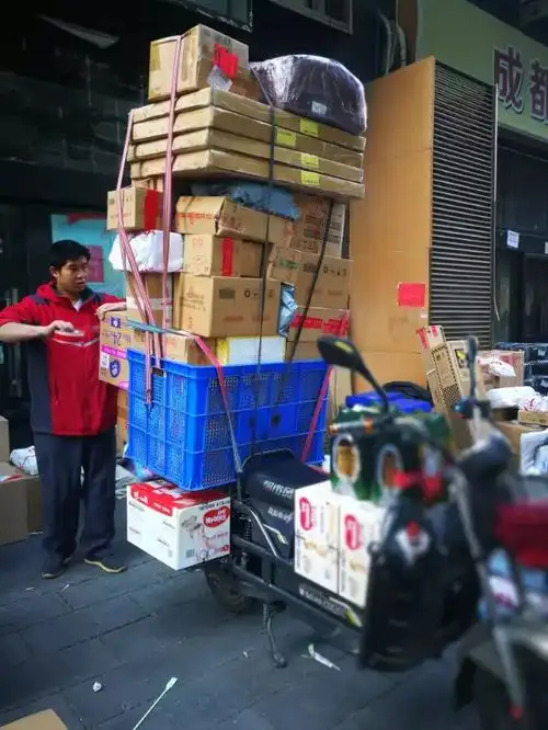 不满双11提前上班,快递员暴踢包裹,还录了下来有视频不过更多小哥让人感动
