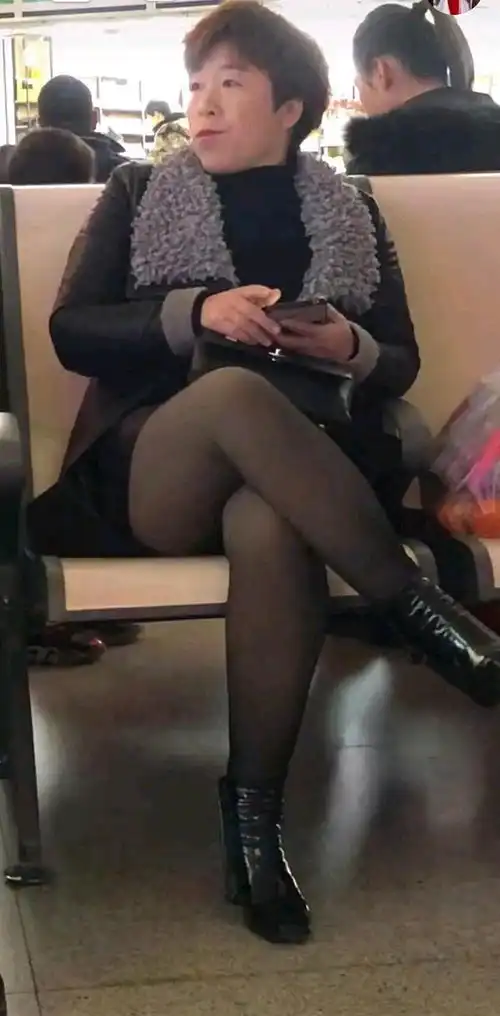 这位大妈因像黄渤红了身穿皮衣黑丝让网友无法分辨真假
