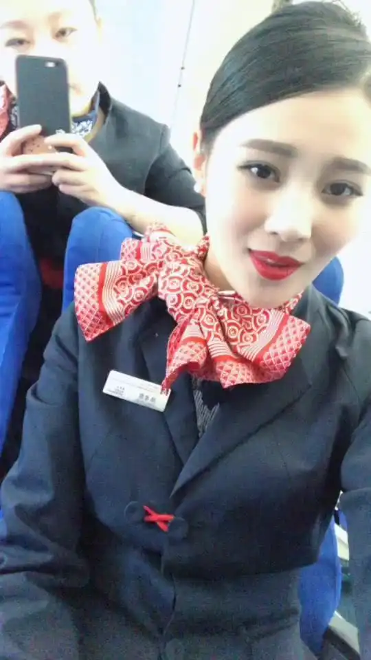 空姐爆笑模仿,美女秒变逗比
