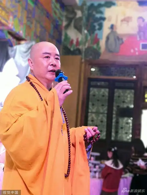 组图63岁唐僧徐少华脖挂大串佛珠卖力表演
