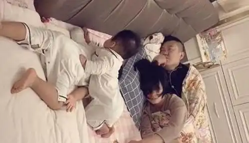 一家四口睡觉照片蹿红,网友调侃孩子是意外,父母才是真爱
