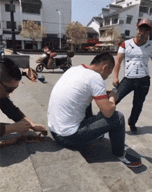 搞笑图片美女不想上班居然这样干
