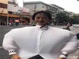 搞笑gif妹子,穿的是男朋友的衣服吧,今天的风真大啊
