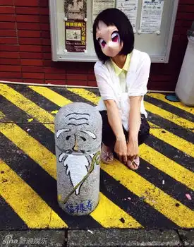 日本2.5次元面罩走红丑女也能卖萌自拍图
