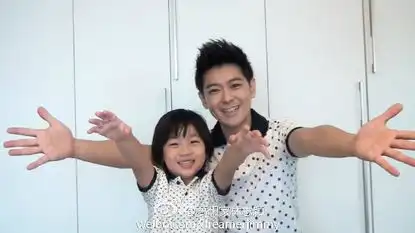 林志颖与儿子穿父子装kimi开心大笑
