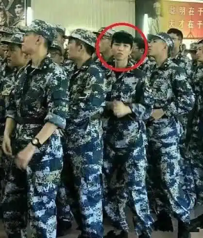 王俊凯军训期间爆粗口晒黑的王俊凯颜值不在
