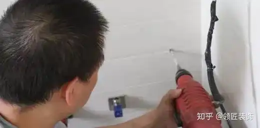 不想老是打扫卫生间马桶花洒镜柜通通上墙
