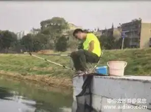 小伙岸边钓鱼睡着了

