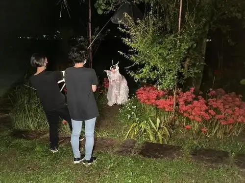 搞笑图集女子为了让男友戒烟,两人天天在加油站发呆
