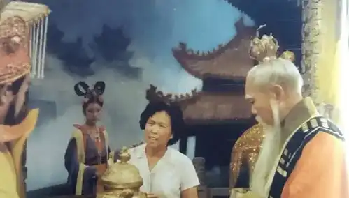 无法重拍的瞬间唐僧搂着观音,如来穿军大衣,八戒骑黑毛驴,沙僧吸烟
