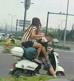 内涵图第1712期前面的女孩子一直低头玩手机,都挡住我的路了
