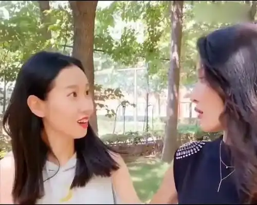闺蜜给帅哥发照片被删了,美女要闺蜜发她的照片,然后就搞笑了
