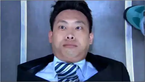 公交车上爆笑事张译给孕妇让座,谁知孕妇一转头是大哥,尴尬了
