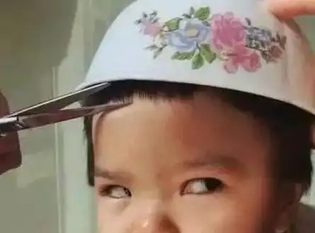 搞笑图片,,大姐,穿错衣服了吧

