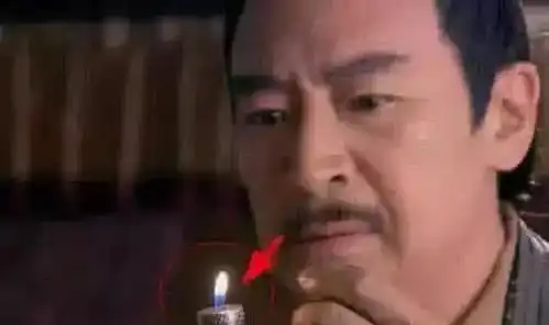 骗了我们多年的穿帮镜头,死尸玩手机不算啥,热巴衣服咋破了
