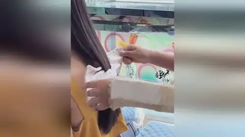 弟弟即使手臂绑着石膏,帮姐姐挽起头发依旧手法娴熟好看
