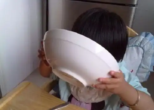 孩子爱穿大人的衣服和鞋子背后暗藏的儿童心理学,很多人不知道
