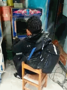 gif搞笑趣图孩子赶快回家吧要不然你家里人该担心了
