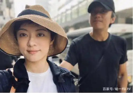 孙俪邓超再现搞笑互动
