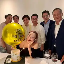组图郑秀文提前庆祝47岁生日开心甜笑老公许志安没有现身
