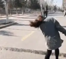 搞笑趣图晚上喝醉酒跟在一起十年的女朋友分手了
