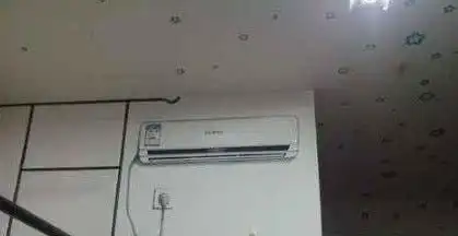 搞笑图片宿舍太热,画了个空调
