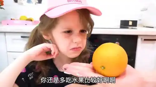 桌子上食物被偷吃了,妈妈根据图案找线索,结果好搞笑
