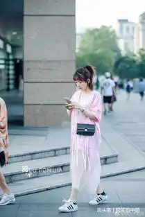路人街拍小姐姐黄色上衣搭配极品短裤秀出完美长腿,特别吸睛
