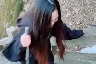 爆笑gif妹子你是魔鬼吗,心疼小哥三秒钟
