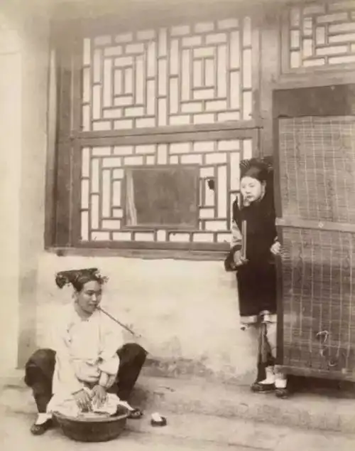 晚清罕见照片,大户人家佣人洗衣服都叼着烟,图四侏儒找先生算命
