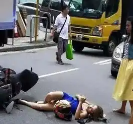 搞笑gif图妹子,这么喜欢自拍啊还抱着个小熊
