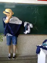 高中生改校服走性感路线
