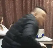 姑娘,公共场合请注意睡姿,这么多人都看着,太尴尬了吧

