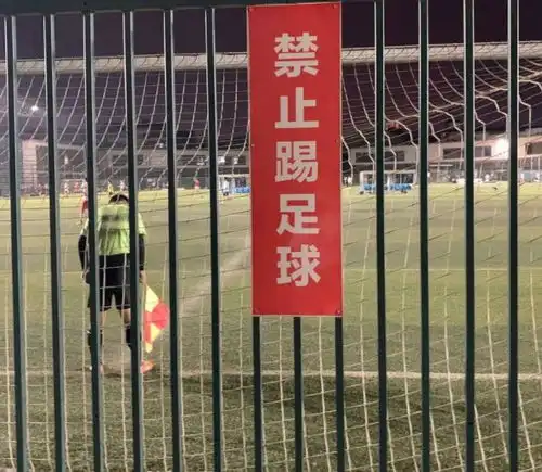 搞笑gif图片笑话段子坐火车,买到了上铺很开心
