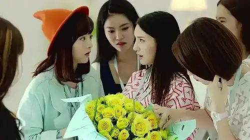 一大早就有人送花给美女,引得同事们八卦起来,美女竟然不要
