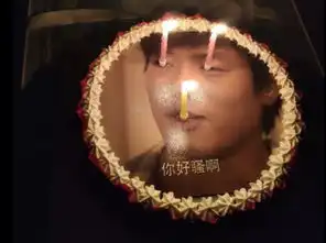明星周边比拼谁最沙雕,灿烈的烟盒记忆最深刻,他的最好笑
