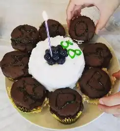 王祖蓝生日,李亚男微博上晒蛋糕当众表白,祖蓝表示会害羞
