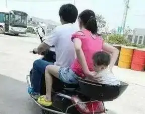 搞笑gif趣图妹子,做个饭还能不能收敛点,你这样谁还能吃得下去啊
