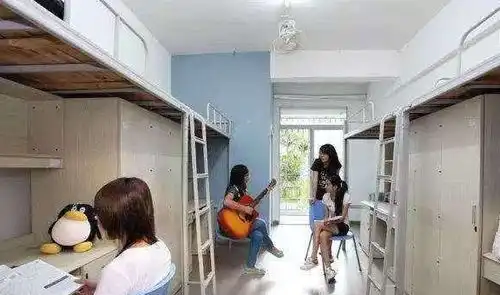 搞笑段子图片,,睡在上铺的人连放屁都得去厕所啊
