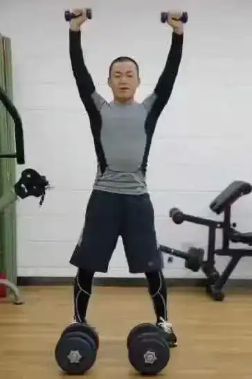 王宝强最新近照变样戴眼镜气质儒雅撞脸汪小菲
