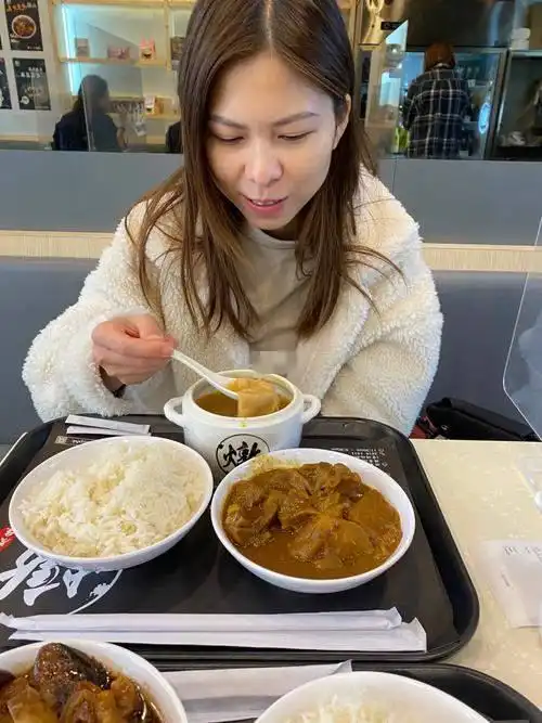 餐饮同行搞不懂,用这么破的餐具还大把人排队
