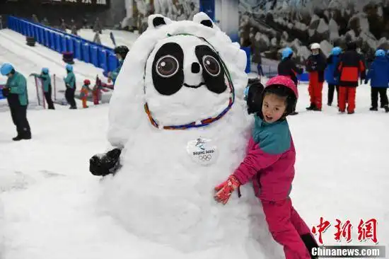 长沙各雪场堆冰墩墩受热捧
