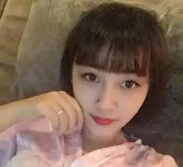 爆笑gif图妹子,游泳请不要戴耳环
